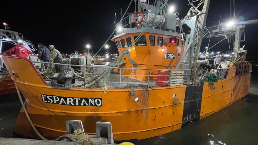 Espartano amarrado en Puerto Rawson de noche