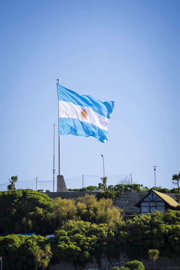 Bandera argentina en el muelle de operaciones