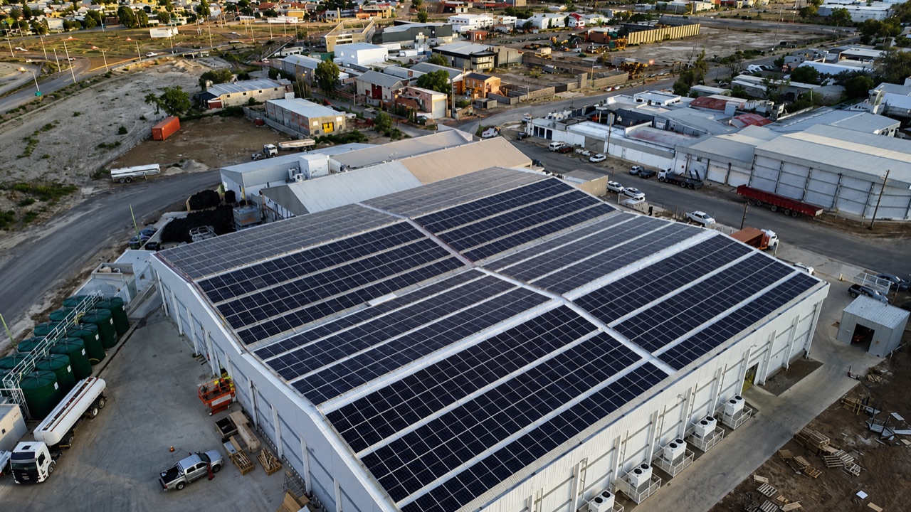 Vista aérea de la planta de Puerto Madryn con paneles solares