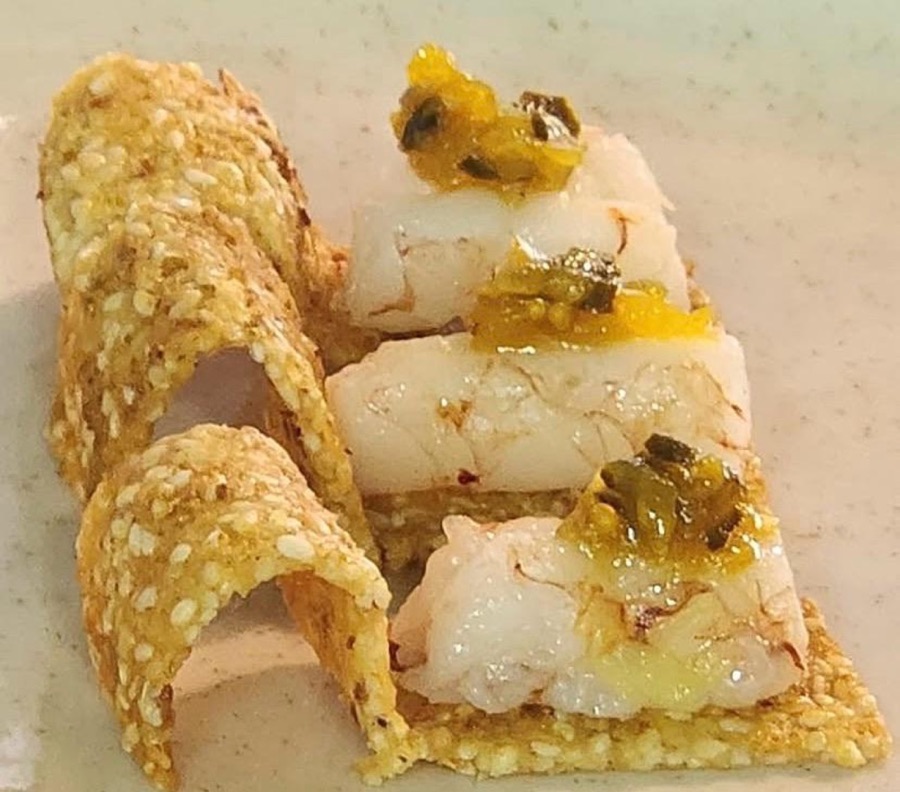 Plato gourmet con langostino y salicornia